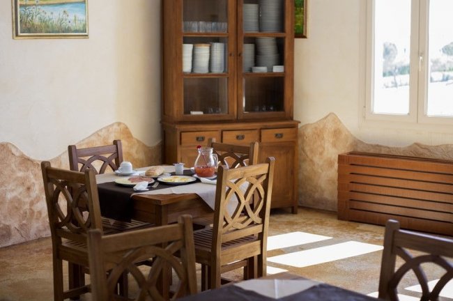 Tavolo apparecchiato in sala da pranzo.