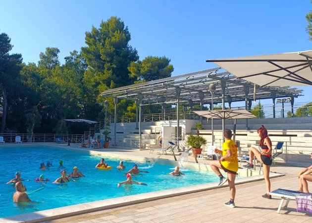 Lezione di acquagym in piscina all'aperto.