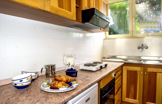 Cucina con snack su un piano di lavoro.