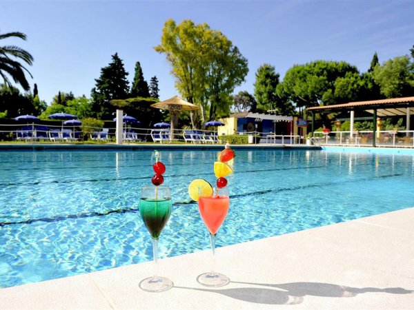 Due cocktail colorati su bordo piscina.