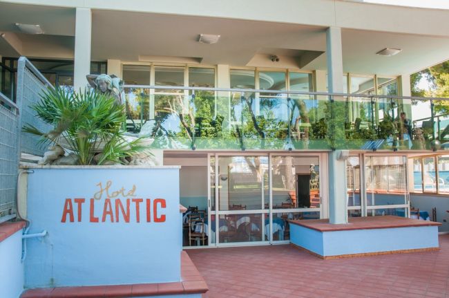 Entrata dell'hotel con insegna 