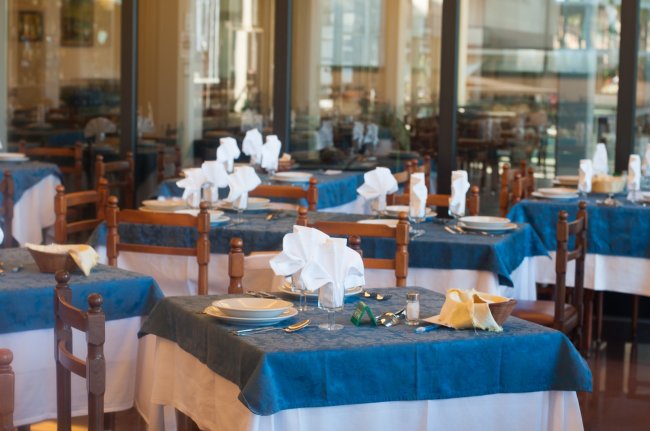 Tavoli apparecchiati in un ristorante elegante.