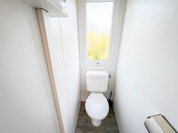 Bagno stretto con una finestra alta.