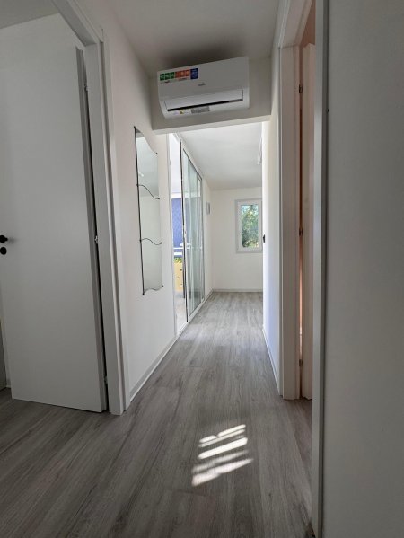 Corridoio con pavimento chiaro e aria condizionata.