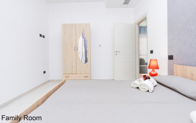 Camera familiare con letto e armadio.