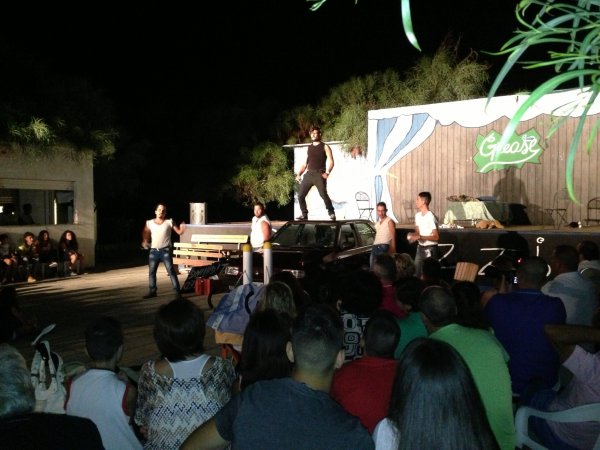 Performance teatrale su un palco all'aperto.