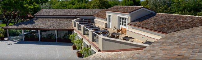 Terrazza panoramica con tavoli e sedie.