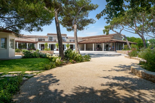 Un edificio con giardino e alberi.