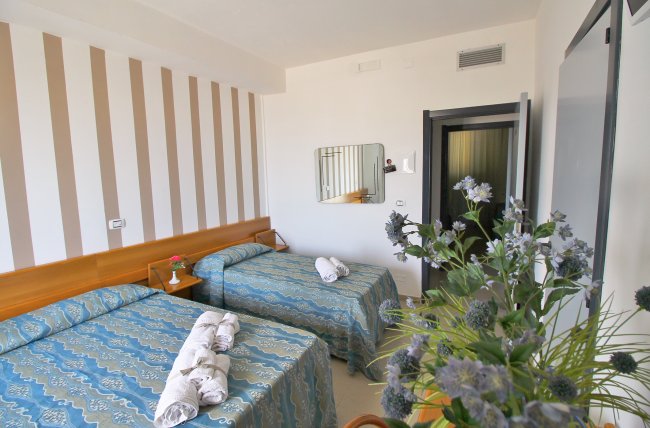 Camera da letto con specchio e fiori.