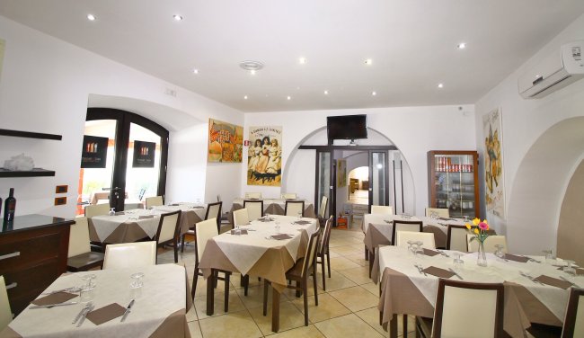 Interno di un ristorante elegante con tavoli apparecchiati.