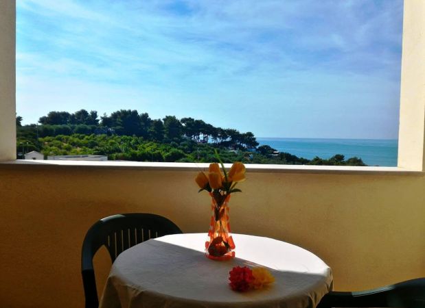 Tavolo con fiori e vista mare.