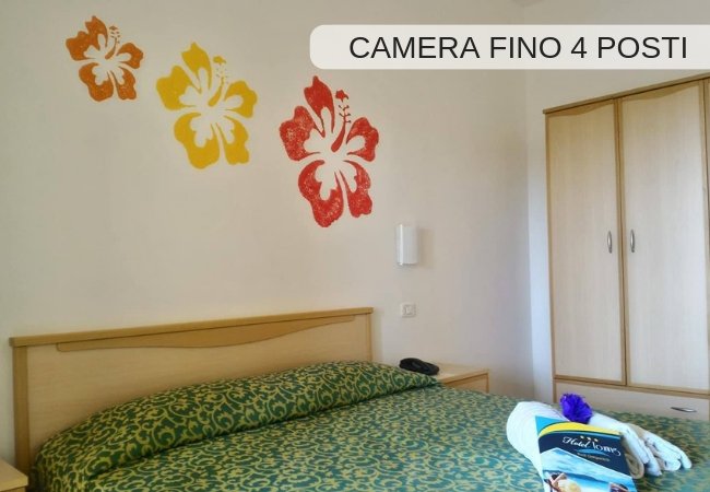 Camera con letto matrimoniale e decorazioni floreali.